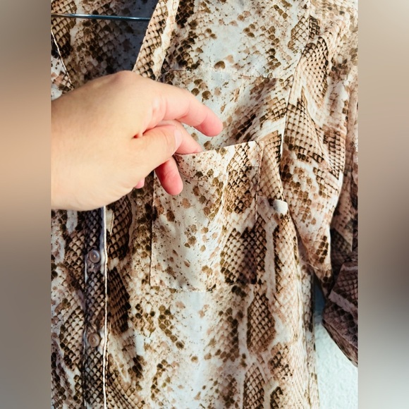 Express Size XS/TP Animal Print Shirt Top Blouse Women Modern Stylish - Picture 10 of 12